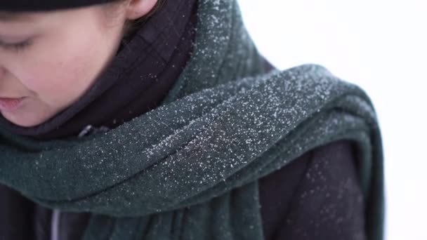 Bir kadının omuz karlı gün arasında yakın çekim planı — Stok video