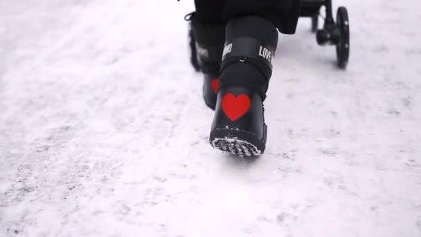 Ένα close-up σχέδιο της γυναίκας τα βήματα το χειμώνα — Αρχείο Βίντεο