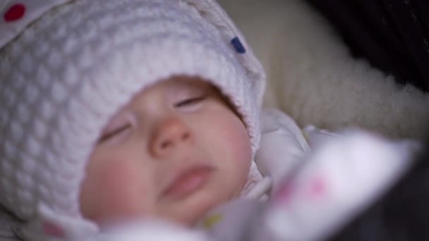 Крупный план спящего ребенка — стоковое видео