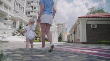 Bebekli bir anne yazın fıskiyeye gider.