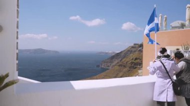iki turist Santorini adasında Yunanistan güzel görünümüne bakmak