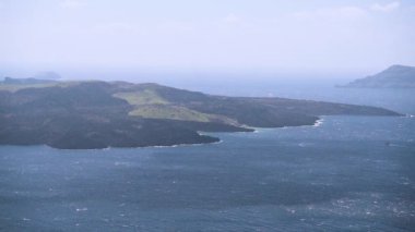 Santorini adasında deniz manzarası, yanardağ krateri görünümü, deniz panoramasını ve evler ile eğim görünümü yavaş hareket