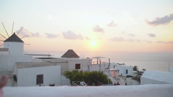 Jonge Kaukasische moeder en baby meisje plezier buiten in de avond. bij Sunset, Santorini — Stockvideo