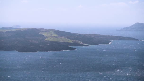 サントリーニ島からの海の眺め、火山のクレーターの眺め、海のパノラマと家と斜面の眺めスローモーション — ストック動画