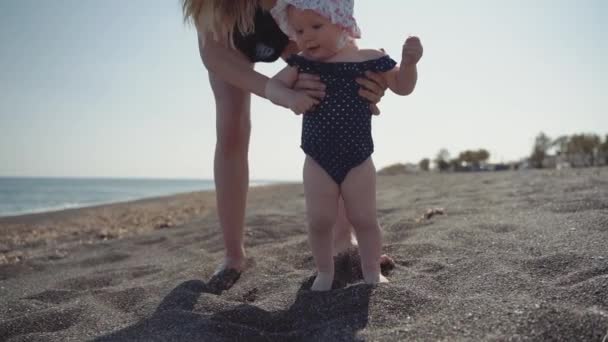 Baby stappen op het vulkanische zand op het eiland Santorini, Griekenland. — Stockvideo
