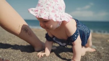 Siyah vocanic kum plaj bebek üzerinde bir tarama bir clse-up planı