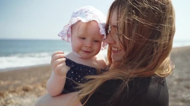 Malé dítě chce spát na matčino rukou u moře — Stock video