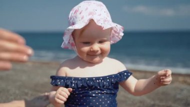 Sahilde dans eden bir yıllık kızın yakın planlı planı