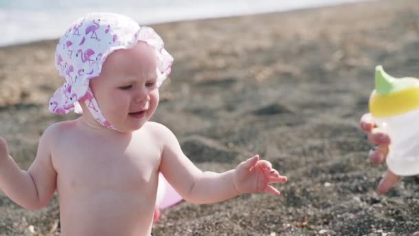 一个赤裸裸的小宝宝在海边很淘气 —— 库存视频 © mishelvermishel #285208284