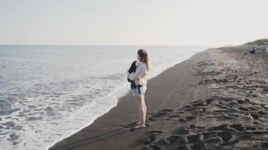 Slowmo'da deniz kıyısında yürüyen bir sabah