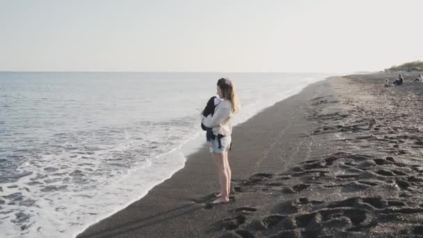 Ráno chůze podél pobřeží moře v slowu — Stock video