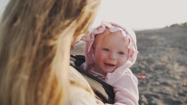 A close-up plan of a happy family on Santorini island — Stock Video