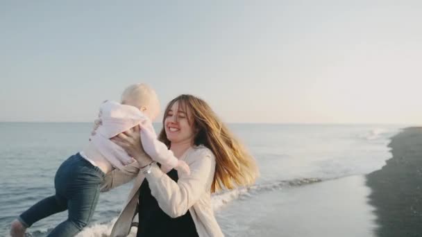 Rodinná zábava na pláži — Stock video