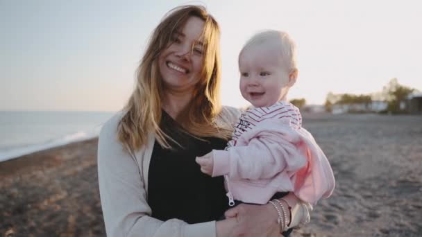 Una familia en la fotosesión cerca del mar — Vídeos de Stock