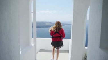 seyahat video geri göz santorini duran bebek ile genç güzel anne güneşli yaz tatili gününde fira köyü bakarak