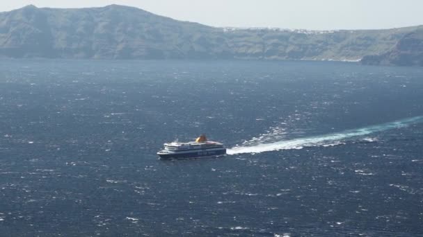 Cruiseschip op het water bij het eiland Santorini, Griekenland, Slow Motion — Stockvideo