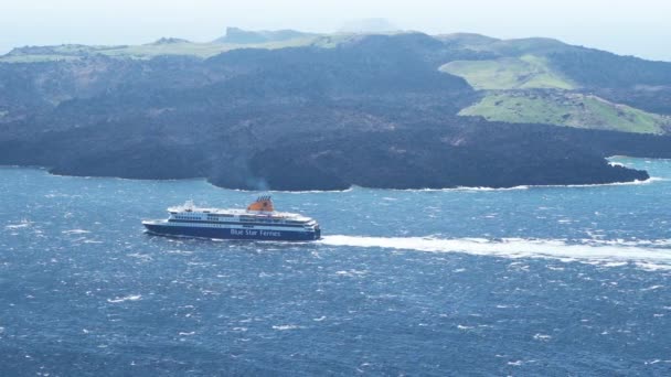 Vidéo de voyage vue imprenable de l'hôtel de luxe sur l'île de Santorin avec caldera et bateau de croisière au ralenti — Video