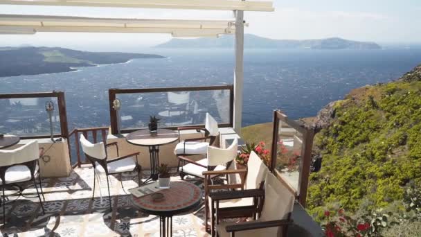 Restaurante tradicional situado en un puerto cerca de veleros. Cena romántica para turistas de vacaciones de verano . — Vídeo de stock