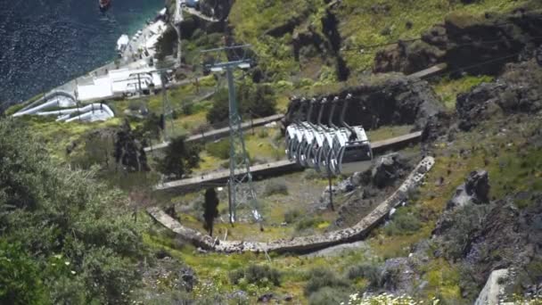 Teleféricos de Santorini transportando turistas a la cima de la ciudad de Fira, Grecia. Movimiento lento — Vídeos de Stock