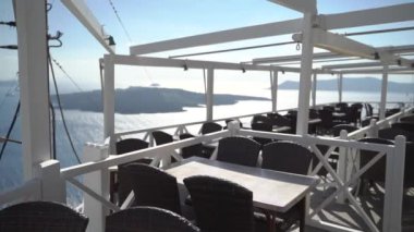 seyahat video dolly güneşli yaz gününde adalar arasında denizde yolcu gemisi ile santorini kaldera terastan inanılmaz görünümü taşımak