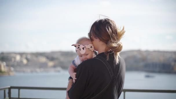 スローモーションでバレッタの海の近くで小さな赤ちゃんと一緒に旋回する女性のフォトセッション — ストック動画