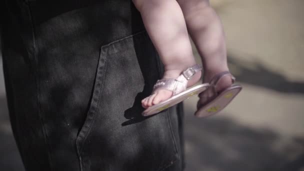 子供の足のクローズアップ計画、母親は小さな赤ちゃんを手に保持します — ストック動画
