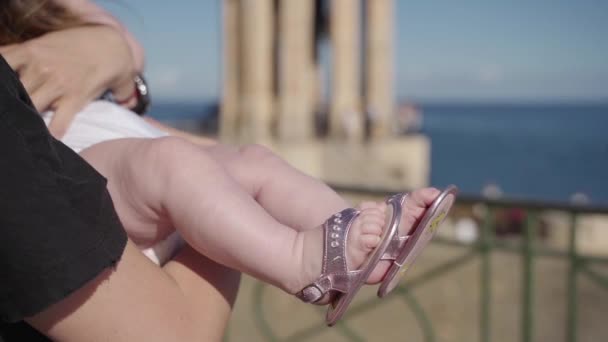 En varm dag nära stranden på Malta, Valetta närbild plan för en barnets fötter i Rosa sandaler — Stockvideo