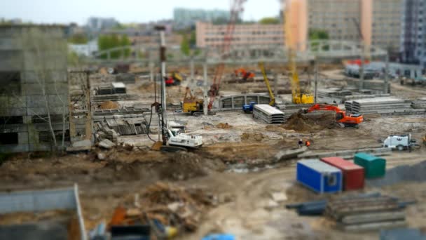 Ett Panorama visar ett landskap förvandlas till stadsområde med maskiner, människor arbetar, utsikt över byggarbetsplatsen. — Stockvideo