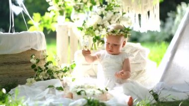 İlk doğum gününü kutlayan sevimli kız bebek. Doğum günü partisi dekorasyonu. Sevimli bir bebek kız ilk doğum gününü kutluyor sahiptir. Bebek rüya dilek bir numara ile doğum günü pastası bakarak.