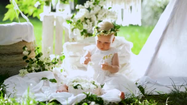Az első boldog születésnapot a fehér virágos díszítéssel a yearling baba 4k. Dekoráció 1 év születésnapi. — Stock videók