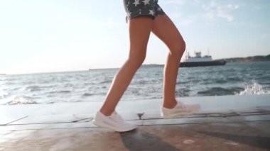 Genç kız yürüyüş ve deniz kenarında çalışan