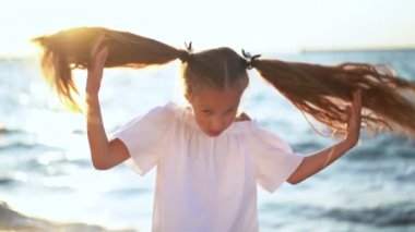 Genç kız denize yakın uzun saçlı başını kaldırdı