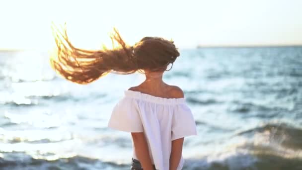 Jong meisje opgegroeid hoofd staande in de buurt van zee — Stockvideo