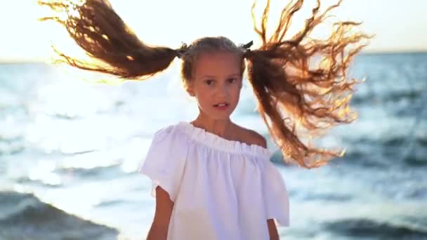 Junior meisje opgegroeid hoofd met lange haren in de buurt van zee — Stockvideo