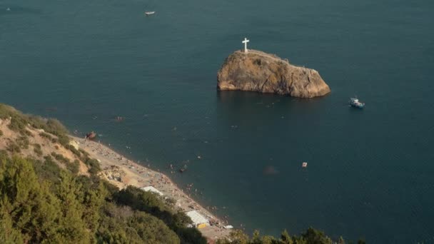 Vue sur la mer bleue avec des bateaux et la côte — Video