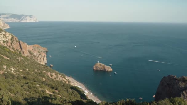 Блакитне море з човнами і піщаним узбережжям — стокове відео