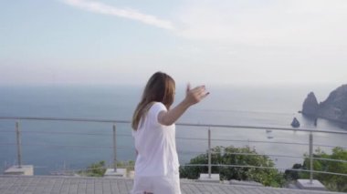 Genç yetişkin kadın gülümseme ile davetkar jest yapıyor