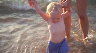 Anne ve kızı plajda boş zaman geçirmek