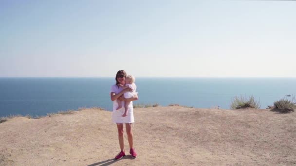 Matka a malá dcera stojící blízko moře — Stock video