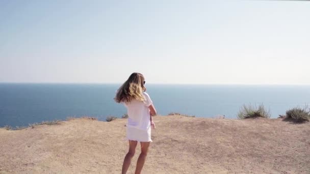 Мати і дитина, що стоїть разом біля моря — стокове відео