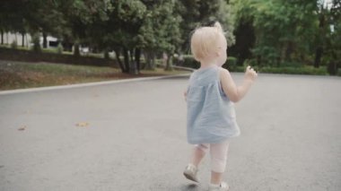 Yaz güneşli bir günde dışarıda yürüyen küçük çocuk kız