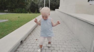 Şehir caddesinde yürüyen küçük çocuk kız