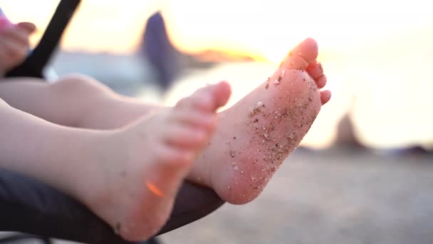 Selectieve focus van Barefoot voeten kleine kind meisje — Stockvideo