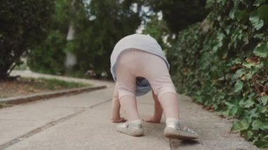 Küçük yürümeye başlayan çocuk eğleniyor ve dışarıda yürüyor