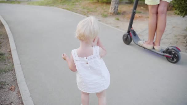 Petite fille enfant marche sur le trottoir le week-end — Video