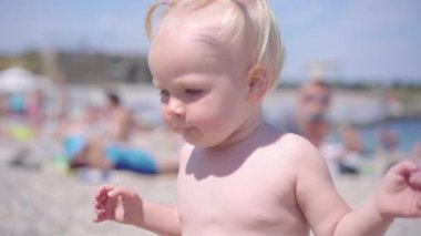 Küçük yürümeye başlayan onu yaz günü açık harcama