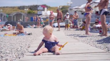Küçük çocuk kız sahilde gün harcama