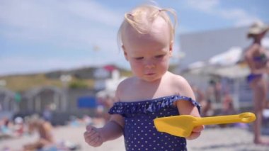 Küçük çocuk kız eğlenmek ve sahilde yürüyüş