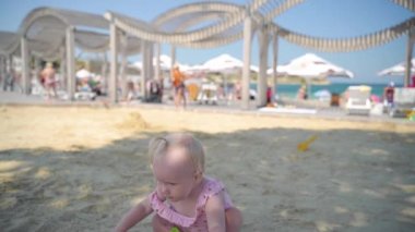 Şehir sahilinde oynayan küçük çocuk kız