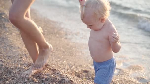 Kleines Mädchen hält Hand in Hand mit junger erwachsener Mutter — Stockvideo